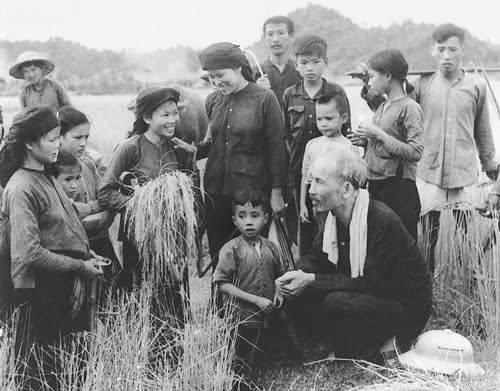 13bac Chủ tịch Hồ Chí Minh thăm Hợp tác xã Hùng Sơn, huyện Đại Từ, tỉnh Thái Nguyên (1954)