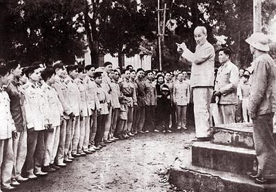 195728_1-8-bac_ho Chủ tịch Hồ Chí Minh đến thăm và huấn thị cho cán bộ, chiến sĩ Công an nhân dân tháng 12/1961.