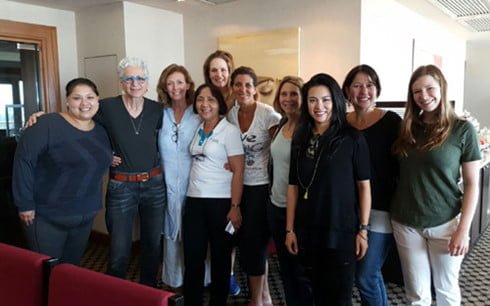 Bà Jane Aronson (tóc trắng, đeo kính)