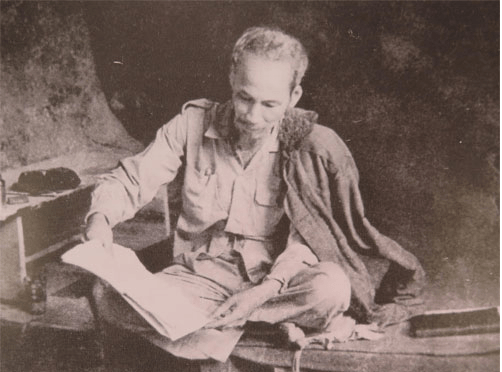Chủ tịch Hồ Chí Minh làm việc trong hang đá tại Việt Bắc, năm 1951
