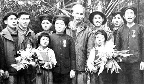 BÃ¡c Há» vÃ  cÃ¡c Anh hÃ¹ng, Chiáº¿n sÄ© thi Äua táº¡i Ãáº¡i há»i Anh hÃ¹ng Chiáº¿n sÄ© thi Äua toÃ n quá»c láº§n thá»© nháº¥t tá» chá»©c táº¡i Viá»t Báº¯c. áº¢nh: nhandan.com.vn