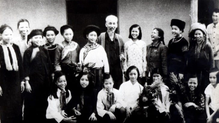 Ơn Đảng ơn Bác Hồ