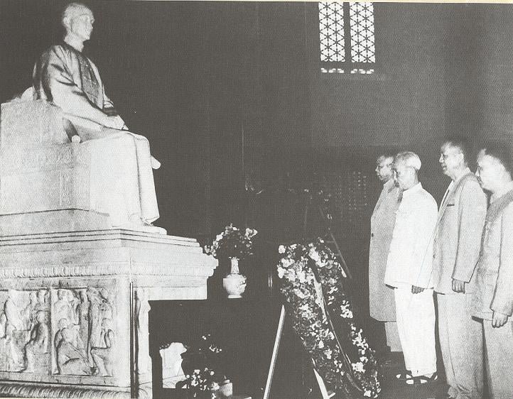 q12 Chủ tịch Hồ Chí Minh viếng Lăng Tôn Trung Sơn (Trung Quốc), người đề xướng Chủ nghĩa Tam dân: Dân tộc độc lập, dân quyền tự do, dân sinh hạnh phúc, ngày 18/5/1961. (Nguồn: Bảo tàng Hồ Chí Minh)