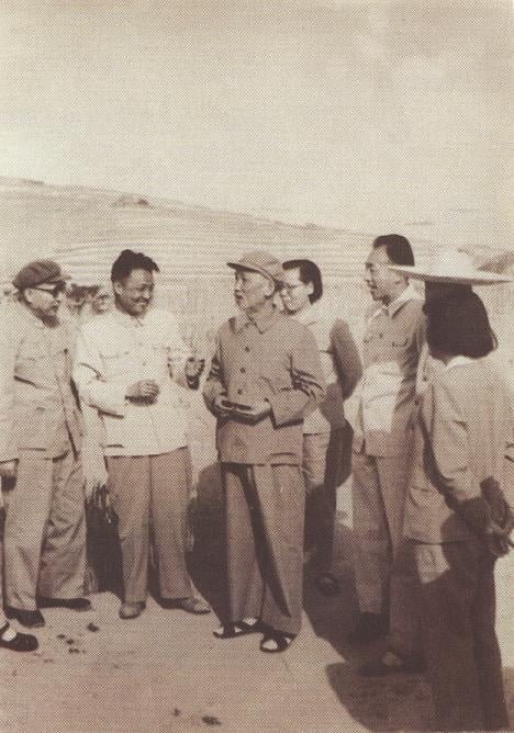 q3 Chủ tịch Hồ Chí Minh thăm ruộng lúa bậc thang ở Diên An (Trung Quốc), ngày 7/6/1966. (Nguồn: Tài liệu lưu trữ Bộ Ngoại giao)