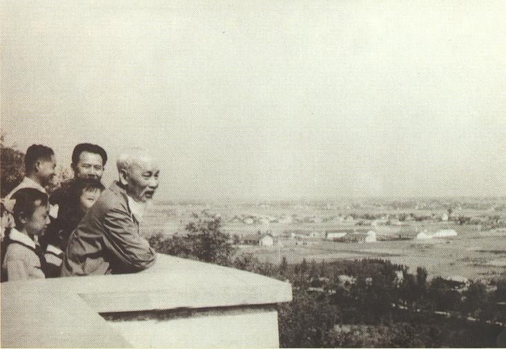 q4 Chủ tịch Hồ Chí Minh ngắm cảnh Tô Châu, tỉnh Giang Tô, (Trung Quốc), tháng 5/1966. (Nguồn: Tài liệu lưu trữ Bộ Ngoại giao)