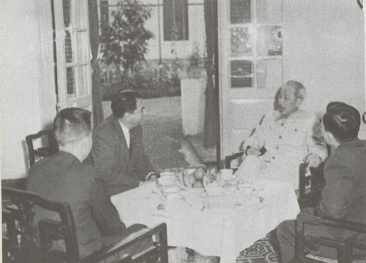 q7 Chủ tịch Hồ Chí Minh tiếp nhà văn Ducôropop (Ba Lan) trong Khu Phủ Chủ tịch, tháng 12/1961. (Nguồn: Khu di tích Hồ Chí Minh tại Phủ Chủ tịch)