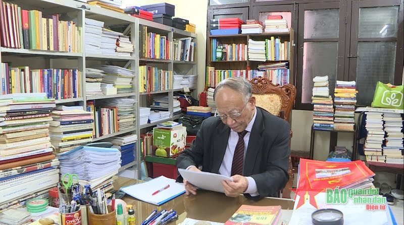 hoang20chi20bao202 Giáo sư Hoàng Chí Bảo trong phòng làm việc.