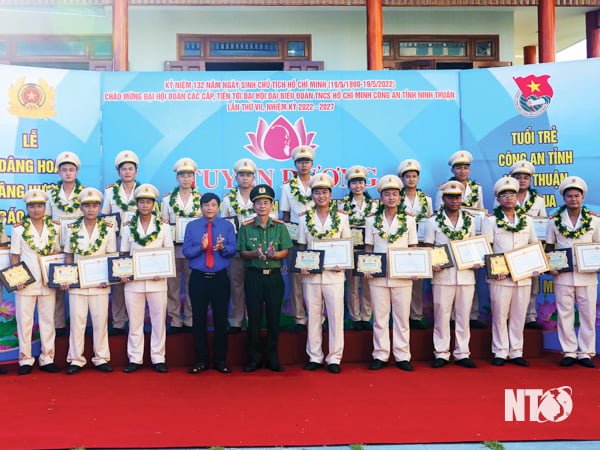 lanh-dao-cong-an-tinh-va-lanh-dao-tinh-doan-trao-giay-khen-2023-04-30-13-17-1